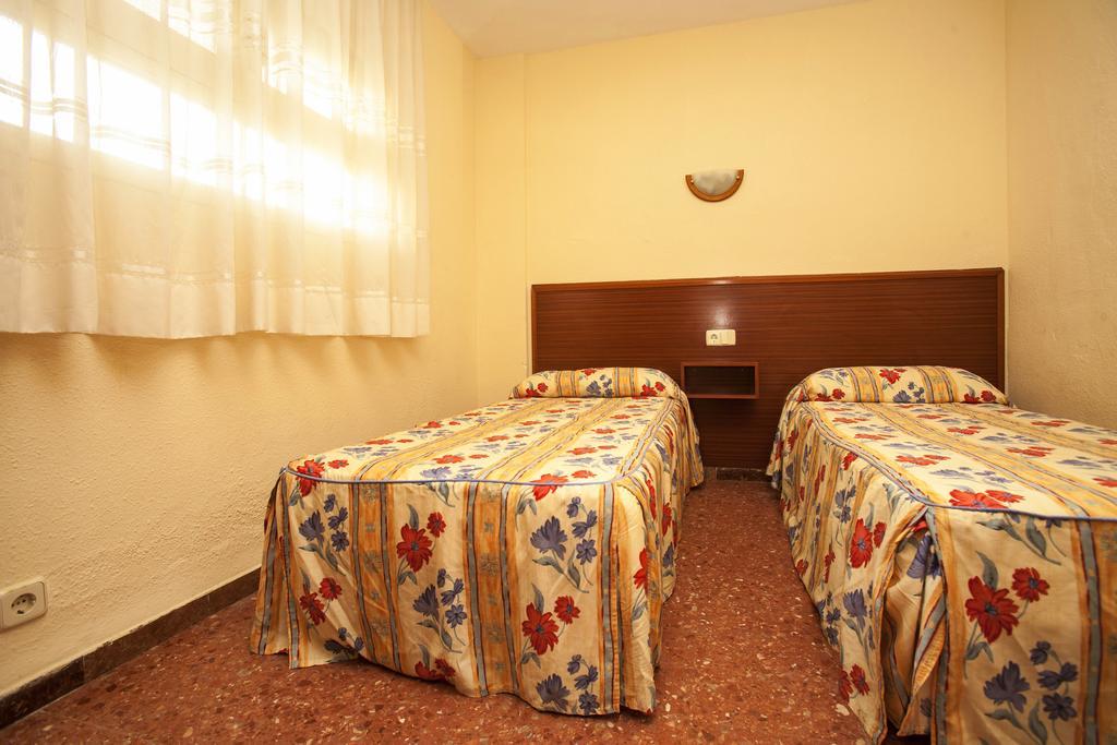 Apartamentos Bahia Dorada Y Iris Салоу Экстерьер фото